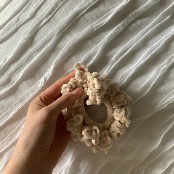 (3/$10) Canadian Frost Hair Srunchie - Picture 4 of 4